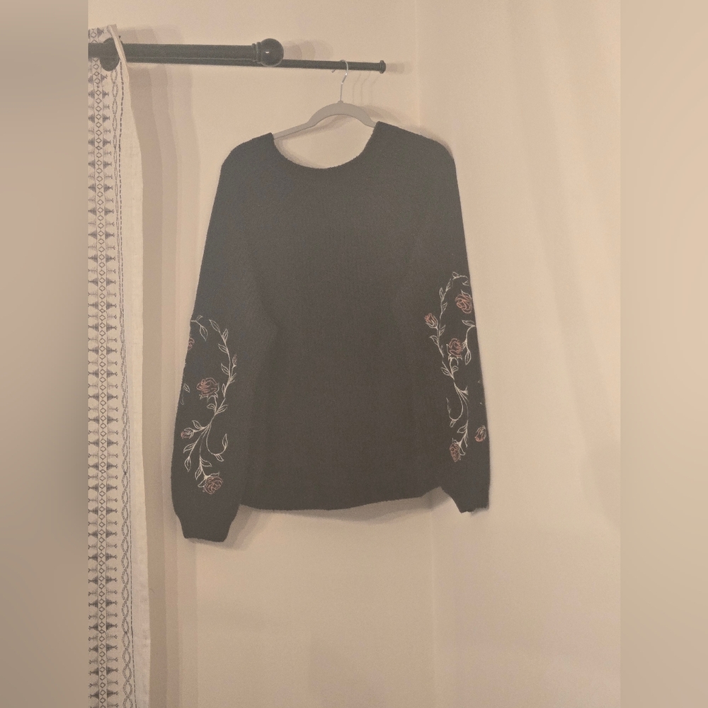 Torrid size 3 cropped Black Sweater with Floral Embroidery